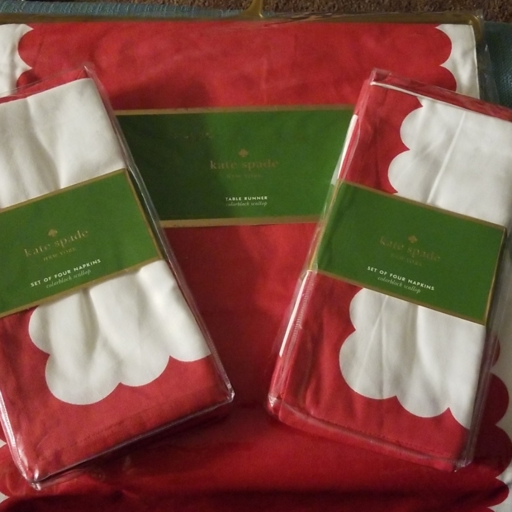 Kate Spade Colorblk Scallop Napkins & Table Runner